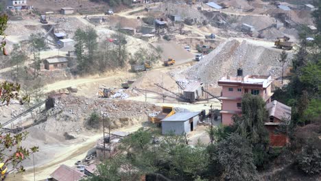 Ein-Steinbruch-Und-Eine-Steinbrechanlage-In-Den-Bergen-Von-Nepal