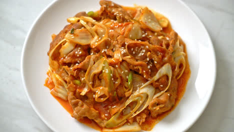 Gebratenes-Schweinefleisch-Mit-Koreanischer-Gewürzpaste-Und-Kimchi---Koreanischer-Essensstil