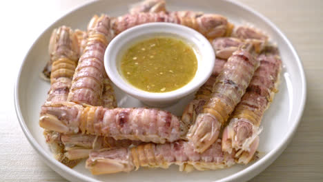 Cigalas-Al-Vapor-O-Gambas-Mantis-O-Estomatópodos-Con-Salsa-Picante-De-Marisco