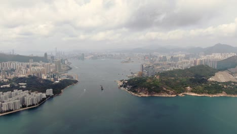 Luftaufnahme-Der-Skyline-Der-Bucht-Von-Hongkong-An-Einem-Bewölkten-Tag