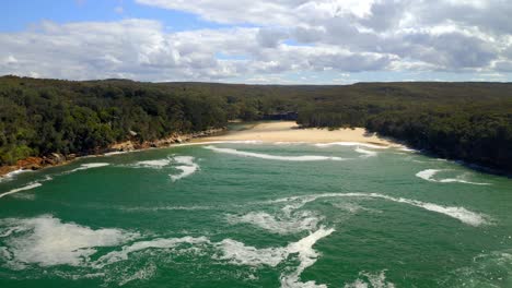 Drohne-Fliegt-über-Wattamolla-Beach-Im-Royal-National-Park-In-New-South-Wales,-Australien---Luftaufnahme