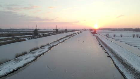 Paar-Romantisch-Eislaufen-Auf-Dem-Zugefrorenen-Fluss-Bei-Sonnenaufgang-Am-Morgen