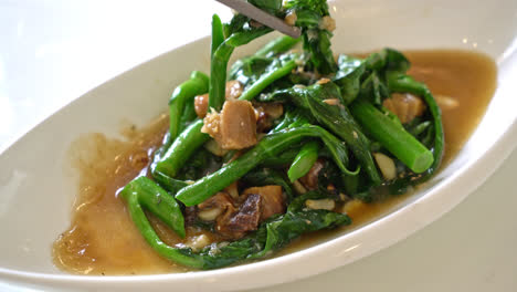 Gebratener-Gesalzener-Fisch-Mit-Chinesischem-Grünkohl---Asiatische-Küche