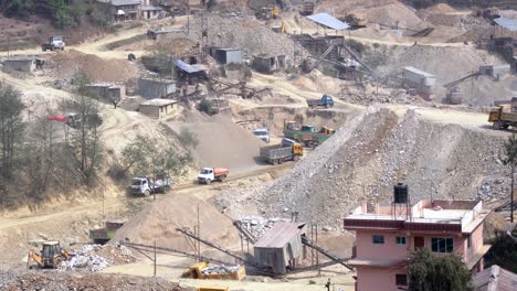 Ein-Steinbruch-Und-Eine-Steinbrechanlage-In-Den-Bergen-Von-Nepal