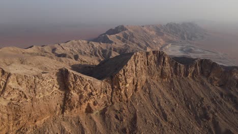 2021:-Drohnenansicht-Von-Hinten-Auf-Die-Mleiha-Gebirgslandschaft-Der-VAE,-Die-Mleiha-Wüste-Von-Sharjah,-Die-Berge-In-Den-Vereinigten-Arabischen-Emiraten,-4k-Aufnahmen