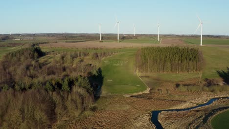 Grünes-Gras-Und-Wald-Auf-Einem-Golfplatz-Drohnenaufnahmen