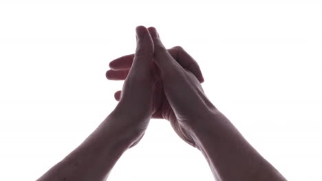 Mannhände-Mit-Ineinandergreifender-Handfläche-Und-Fingern-Vor-Weißem-Hintergrund---Nahaufnahme,-Studioaufnahme