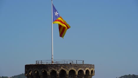 Katalanische-Flagge,-Die-Hoch-Auf-Einem-Turm-In-Einer-Mittelalterlichen-Burg-Weht