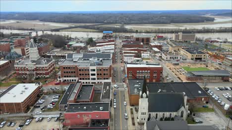 Flying-high-over-Franklin-Street-in-Clarksville,-Tennessee
