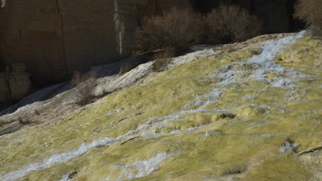 Quellwasser,-Das-Von-Den-Felsenbergen-Im-Band-e-Amir-Nationalpark,-Provinz-Bamyan,-Afghanistan,-Herabfließt