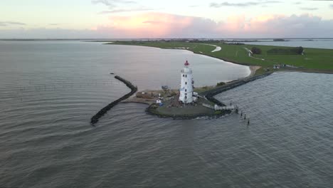 Famous-Dutch-lighthouse-Horse-of-Marken-on-shore-of-IJsselmeer,-aerial