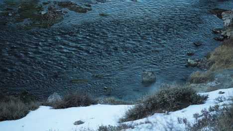 Ladera-Con-Nieve-Y-Vapor-De-Aguas-Termales,-Sitio-Geológico-De-Hot-Creek,-California,-ángulo-Alto