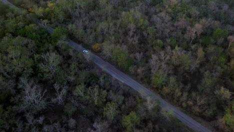 Filmische-Drohnenaufnahme,-Die-Ein-Weißes-Auto-In-Einem-Wald-In-Der-Nähe-Von-Merida-Mexiko-Jagt