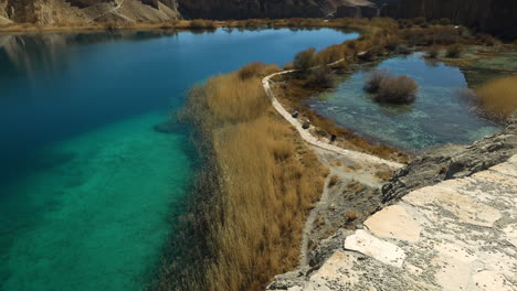 Paisaje-De-Lagos-Azules-Separados-Por-Represas-Naturales-Hechas-De-Travertino---Parque-Nacional-Band-e-Amir,-Provincia-De-Bamyan,-Afganistán