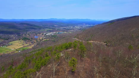 Aerial-drone-video-footage-of-a-vast,-sweeping-valley-in-the-Appalachian-Mountains-during-early-spring