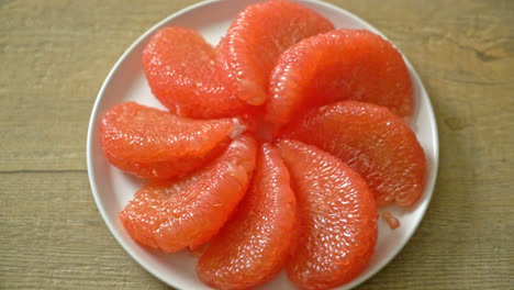 Frische-Rote-Pampelmuse-Oder-Grapefruit-Auf-Dem-Teller