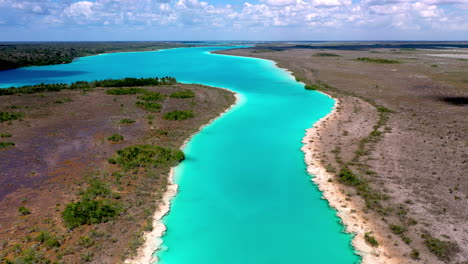 Filmische,-Aufschlussreiche-Drohnenaufnahme-Von-Erstaunlich-Blauem-Wasser-In-Bacalar-Mexiko