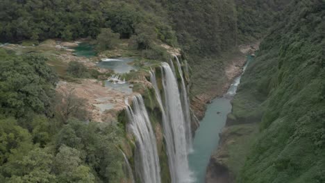 Aerial-Dolly-Mit-Einer-Neigung-Nach-Unten-In-Den-Tamul-Wasserfall