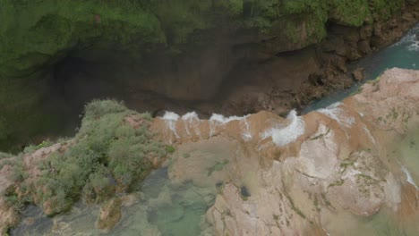 Aerial-dolly-in-with-a-tilt-down-in-the-Tamul-Waterfall