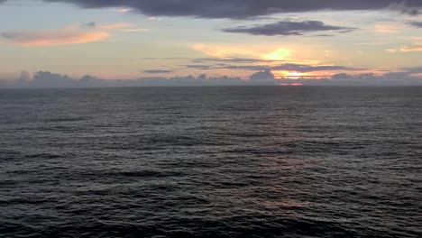Luftbild,-Das-Den-Trostlosen-Ozean-Und-Den-Horizont-Bei-Sonnenuntergang-Schwenkt