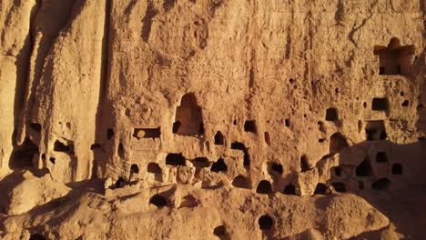 Alte-Buddhistische-Höhlen-In-Bamyan-Afghanistan---Seitlich-Aus-Der-Luft