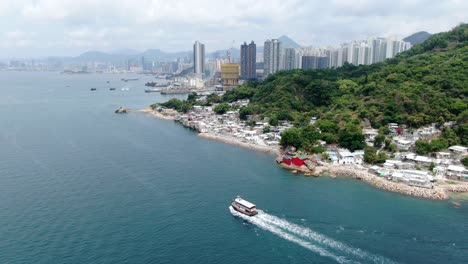 Wohngebäude-Am-Wasser-In-Der-Bucht-Von-Hongkong,-Luftbild