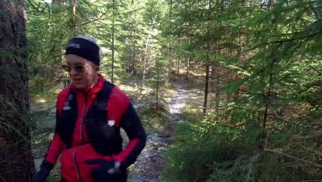 Weiblicher-Trailrunner,-Der-Einen-Einspurigen-Wald-Hinunterläuft