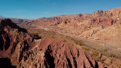 Berglandschaft-Mit-Alten-Strukturen-In-Der-Roten-Stadt-In-Bamyan,-Afghanistan-Am-Sonnigen-Tag