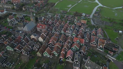 über-Traditionellen-Bunten-Häusern-Im-Holländischen-Ländlichen-Dorf-Marken