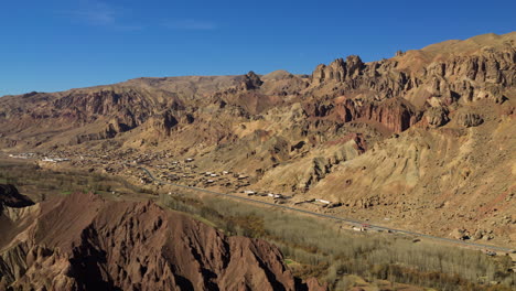 Vista-Panorámica-Desde-La-Ciudad-Roja-De-La-Ciudad-Rural-En-El-Paisaje-Montañoso-En-Bamyan,-Afganistán