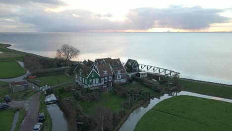 Traditional-historic-houses-in-Dutch-community-at-shore-of-Markermeer