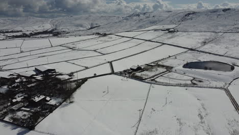 Winter-landscape-with-farms-and-snow-covered-open-field-in-Yorkshire-UK