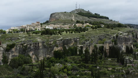 Vista-Panorámica-De-La-Histórica-Ciudad-Amurallada-De-Cuenca-En-España-Durante-El-Día