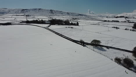 Winterlandschaft-Mit-Bauernhöfen-Und-Schneebedeckten-Feldern