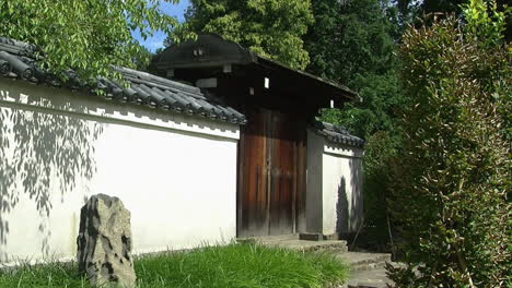 Puerta-Techada,-Pared-De-Azulejos-Y-Roca-Decorativa-En-Un-Patio-Japonés
