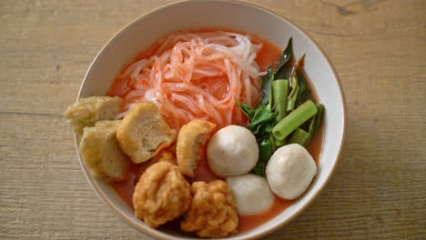 Kleine-Reisbandnudeln-Mit-Fischbällchen-Und-Garnelenbällchen-In-Rosa-Suppe,-Yen-Ta-Four-Oder-Yen-Ta-Fo---Asiatisches-Essen