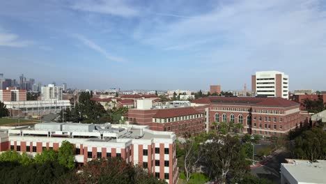 Universidad-Del-Sur-De-California-Con-El-Centro-De-La-Ciudad-De-Los-Angeles-En-Segundo-Plano