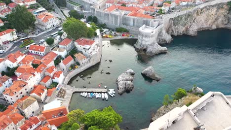 Luftaufnahme-Der-Altstadt-Von-Dubrovnik,-Wunderschönes-Adriatisches-Meer-Mit-Booten-Bei-Sonnenuntergang