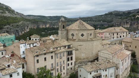 Alte-Kirche-Von-San-Pedro,-Erbaut-Auf-Dem-Höchsten-Teil-Von-Cuenca,-Spanien,-Mit-Häusern-Am-Klippenrand