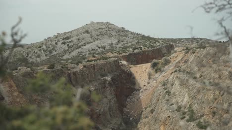 Escarpada-Ladera-Del-Desierto,-árido-Paisaje-Rural-En-El-Calor-Del-Verano