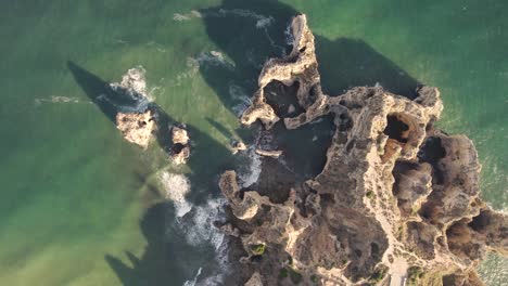 Waves-washing-up-on-limestone-rocks-and-cliffs,-Lagos,-Algarve