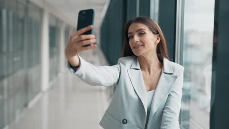 Nahaufnahmeporträt-Einer-Schönen-Frau-In-Einem-Business-Anzug,-Die-Ein-Selfie-Auf-Einem-Smartphone-Macht