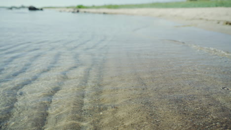 Ruhig-Wellen-Schlagen-Küste-Sandstrand-Insel-Ferienort-Sonnig-Sonne-Tag-Exotisch-Yoga-Meditation-Hintergrund-Ambient-Entspannend-4k-Wasser-Nass-Blase-Fisch-Sandburg-Schleife-Pazifik-Nahaufnahme-Flach