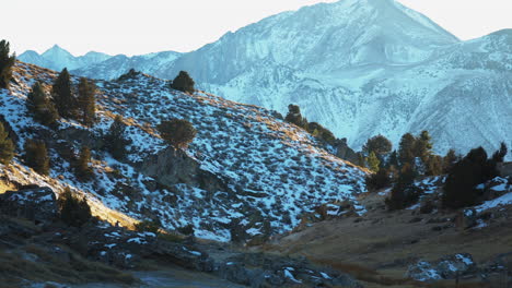Paisaje-De-Montaña-Cubierto-De-Nieve,-Sitio-Geológico-De-Hot-Creek,-Bosque-Nacional-Inyo,-Pan