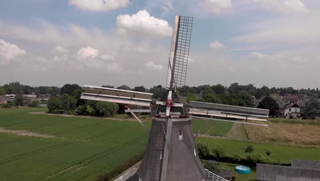 Luftannäherung-Einer-Typischen-Holländischen-Windmühle-Mit-Dochten-Aus-Holzstruktur-In-Einer-Agrarlandschaft-Der-Niederlande