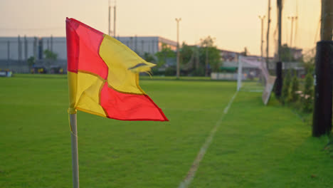 Bandera-De-Esquina-Con-Viento-En-Un-Campo-De-Fútbol