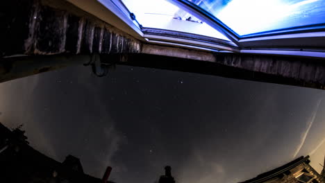 Sternenbeobachtungs-Zeitraffer-Eines-Sehr-Geschäftigen-Nachthimmels,-Aufgenommen-Von-Einer-Fensterbank-Mit-Einem-Flackernden-Fenster-Im-Hintergrund-Der-Aufnahme