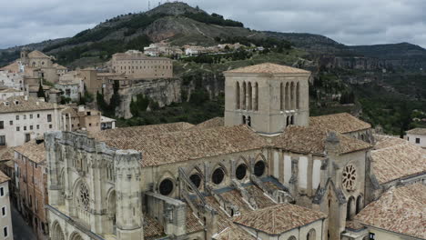 Außenansicht-Der-Kathedrale-Von-Cuenca-In-Der-Stadt-Cuenca,-Kastilien-La-Mancha,-Spanien