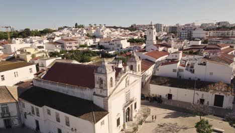Luftaufnahme-Der-Pfarrkirche-Von-Santa-Maria-Pfarrkirche-Von-Santa-Maria-De-Lagos-Faro-Portugal