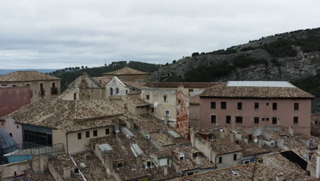 Blick-über-Die-Ziegeldächer-Des-Wissenschaftsmuseums-Und-Des-Klosters-La-Merced-In-Cuenca,-Kastilien-La-Mancha,-Spanien